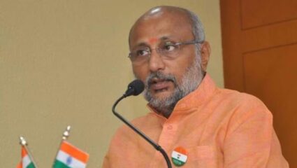 मारहाण केली तर घडाघडा मराठी बोलता येईल का? राज्यपाल सी पी राधाकृष्णन यांचा सवाल