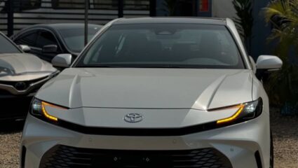ADAS सेफ्टी फिचर आणि 9 एअरबॅग्स ! Fortuner सारखीच Toyota Camry 2025 पॉवरफुल आहे का?