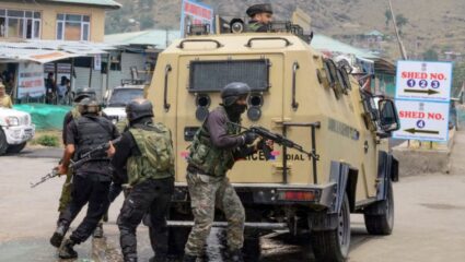 Terrorist Attack : जम्मू आणि काश्मीरमध्ये मोठी कारवाई ; जैश-ए-मोहम्मदच्या दहशतवाद्यांना सुरक्षा दलांनी घेरलं