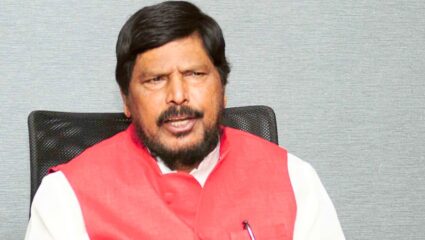 Ramdas Athawale : …तर राज ठाकरे सर्वांना नोकऱ्या देणार का? राज ठाकरे यांच्या विधानावर रामदास आठवलेंची संतप्त प्रतिक्रिया