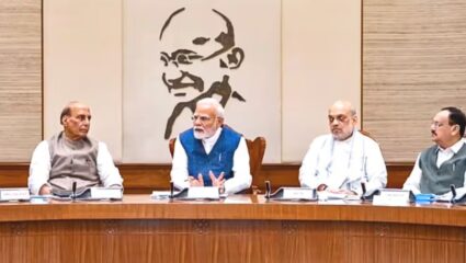 PM मोदींनी संसद भवनात बोलावली तातडीची बैठक; अमित शहा, जेपी नड्डांसह राजनाथ सिंह यांचीही उपस्थिती