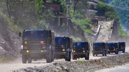 लडाखमध्ये मोठी दुर्घटना, लष्कराच्या वाहनांवर कोसळली दरड, २ अधिकारी शहीद