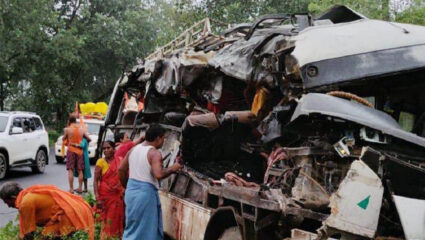 Jharkhand Accident: ट्रकच्या भीषण धडकेत बसचा चक्काचूर; देवघरमध्ये १८ भाविकांचा दुर्दैवी अंत