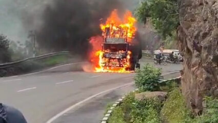 मोठी बातमी! खंबाटकी घाटात आगीचे तांडव; मालवाहू ट्रकने पेट घेतला अन्…; पुणे-बंगळुरू महामार्गावरील घटना