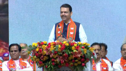 Devendra Fadnavis: “बॉम्बे स्कॉटिशमध्ये शिकायचे अन् इंग्रजीला…”; फडणवीसांचा ठाकरेंना टोला