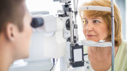 Eye Health: तरुणपणातील ‘या’ 5 सवयीं तुम्हाला ठरू शकतात घातक; वेळेआधीच येईल आंधळेपणा, व्हा सावध!