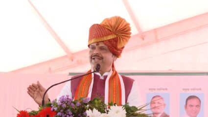 Devendra Fadnavis: फडणवीसांनी एका वाक्यात संपवला ठाकरेंच्या ‘त्या’ वक्तव्याचा विषय; म्हणाले, “श्रद्धेय बाळासाहेबांचे…”