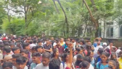 Pune Breaking: पुणे विद्यापीठात विद्यार्थी आक्रमक; युनिव्हर्सिटीचे गेट तोडले अन्…; नेमके प्रकरण काय?