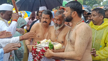 Ashadhi Wari 2025: वरुणराजाच्या उपस्थितीत माऊलींचा परतीचा प्रवास सुरू; पादुकांना नीरा स्नान संपन्न