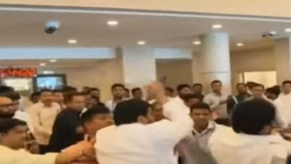 Big Breaking: विधिमंडळ आहे की कुस्तीचा आखाडा? पडळकर-आव्हाडांच्या कार्यकर्त्यांचा विधिमंडळातच राडा; कॉलर धरली अन्…