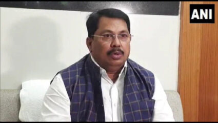 Vijay Vadettiwar: ” अनेकांना आम्हीच मुख्यमंत्री…”; ठाकरेंच्या मुलाखतीवर वडेट्टीवारांचे नेमके विधान काय?