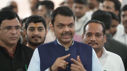 एकनाथ शिंदेंकडून ‘जय गुजरात’ची घोषणा अन् फडणवीसांनी दिला पवारांचा दाखला; म्हणाले, “त्यांच कर्नाटकवर जास्त प्रेम…”
