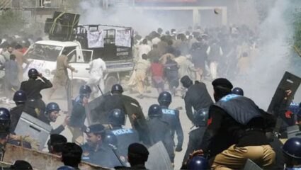 पाकिस्तानमध्ये अराजकता! PoK मध्ये सरकारविरोधी पोलिस अधिकारी उतरले रस्त्यावर, कारण काय?