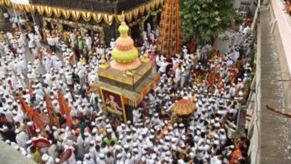 तुकोबा पालखीचे आळंदीत उत्साहात स्वागत; फटाक्यांची आतिषबाजी, परिसर झाला भक्तिमय