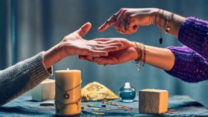 Palmistry: तळहातावर ‘ही’ चिन्ह असल्यास करिअरमध्ये मिळते उच्च पद, संपत्ती