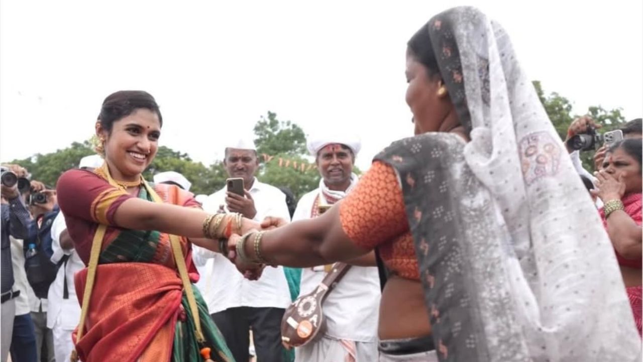 रिंकूने तिच्या इंस्टाग्रामवर वारीचा एक व्हिडीओ पोस्ट केला आणि लिहिले, “जय जय राम कृष्ण हरी! मी वयाच्या 4 व्या वर्षी माझ्या बाबांसोबत वारीत गेले होते. आज तब्बल 20 वर्षांनी पुन्हा तेच क्षण जगतेय... हे क्षण माझ्या हृदयात कायमचे कोरले गेले आहेत.”