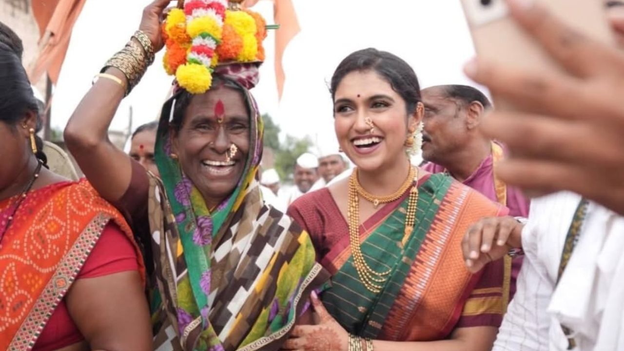 अभिनेत्री रिंकू राजगुरूने यावर्षी वडिलांसोबत पंढरपूरच्या वारीत सहभाग घेतला. तिने या क्षणाचा खास व्हिडीओ इंस्टाग्रामवर शेअर केला आहे. जो सध्या सोशल मीडियावर चर्चेत आहे. 