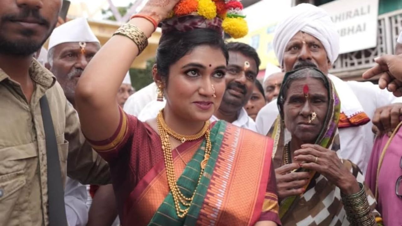 अभिनेत्रीचे व्हिडीओ आणि फोटो पाहून नेटकऱ्यांनी तिच्यावर प्रेमाचा वर्षाव केला आहे. तिचे कौतुक करत आहेत. 'तुझा साधेपणा मनाला भावला', 'तू खरी कलाकार आहेस, जमिनीवर पाय ठेवून चालणारी' अशा अनेक सकारात्मक प्रतिक्रियांनी दिल्या आहेत. 