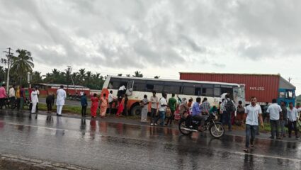 रिक्षाला वाचवण्याच्या प्रयत्नात एसटीच गेली रस्त्याच्या कडेला; चालकाने वेळीच सतर्कता दाखवली अन् दुर्घटना टळली