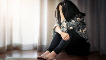 भारताचे भविष्य कसे होणार साकार? विद्यार्थिंनींचा कॉलेजमध्ये होतोय लैंगिक छळ, आत्महत्येच्या संख्येत मोठी वाढ