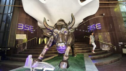 Stock Market Closing: शेअर बाजार घसरणीसह बंद, सेंसेक्स 13 तर निफ्टी 25100 अंकांनी कोसळले…