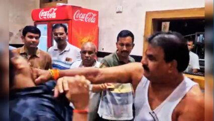 बनियानवर आले थेट लगावली कानशिलात; संजय गायकवाड यांचा कॅन्टीन चालकाला मारहाणीचा व्हिडिओ व्हायरल