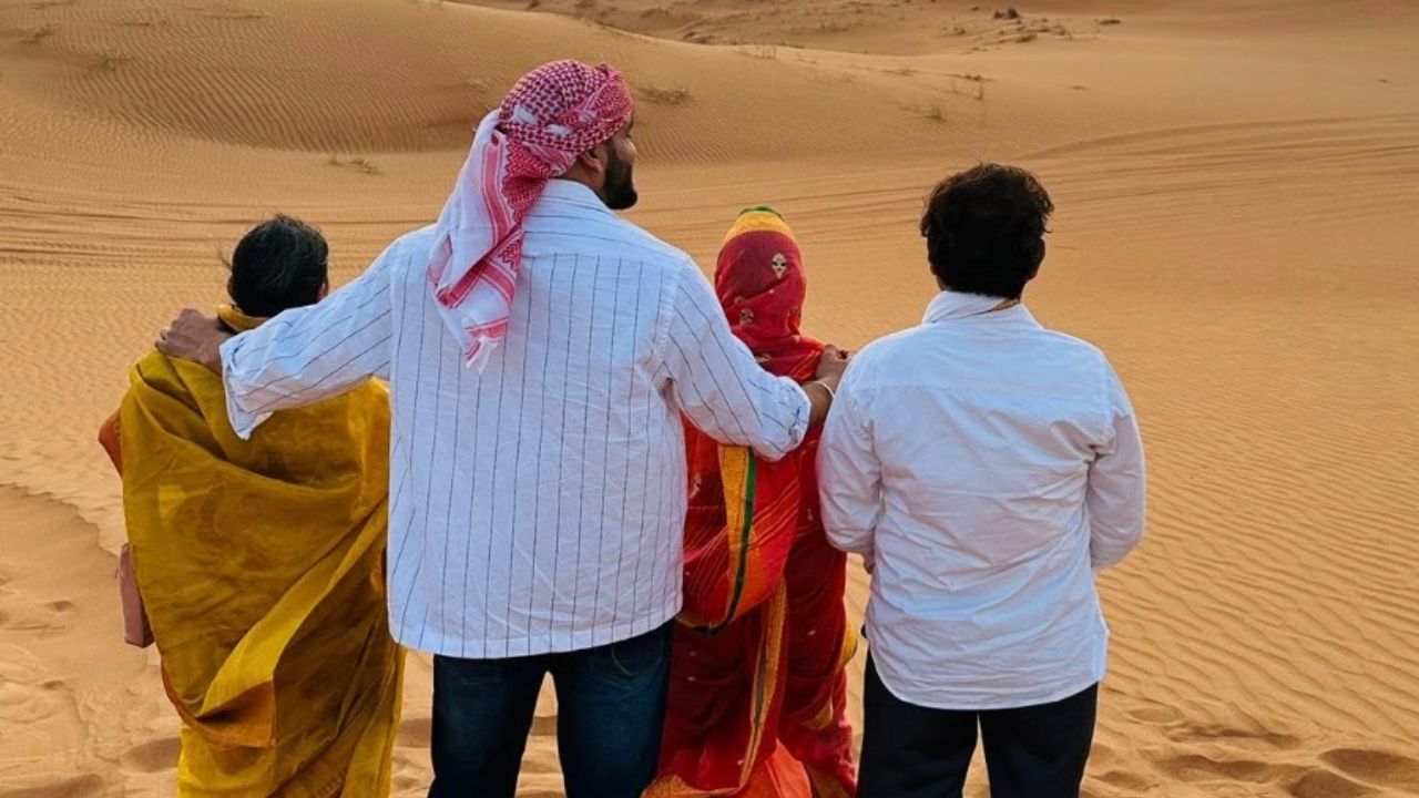 शिव दुबईची सफर गर्लफ्रेंड किंवा मित्रांसोबत नाही तर कुटूंबासोबत करताना दिसला आहे. मराठमोळ्या शिव ठाकरेचं चाहते आता कौतुक करत आहेत. त्याच्या आजीसोबतचे फोटो चर्चेत आहेत. 