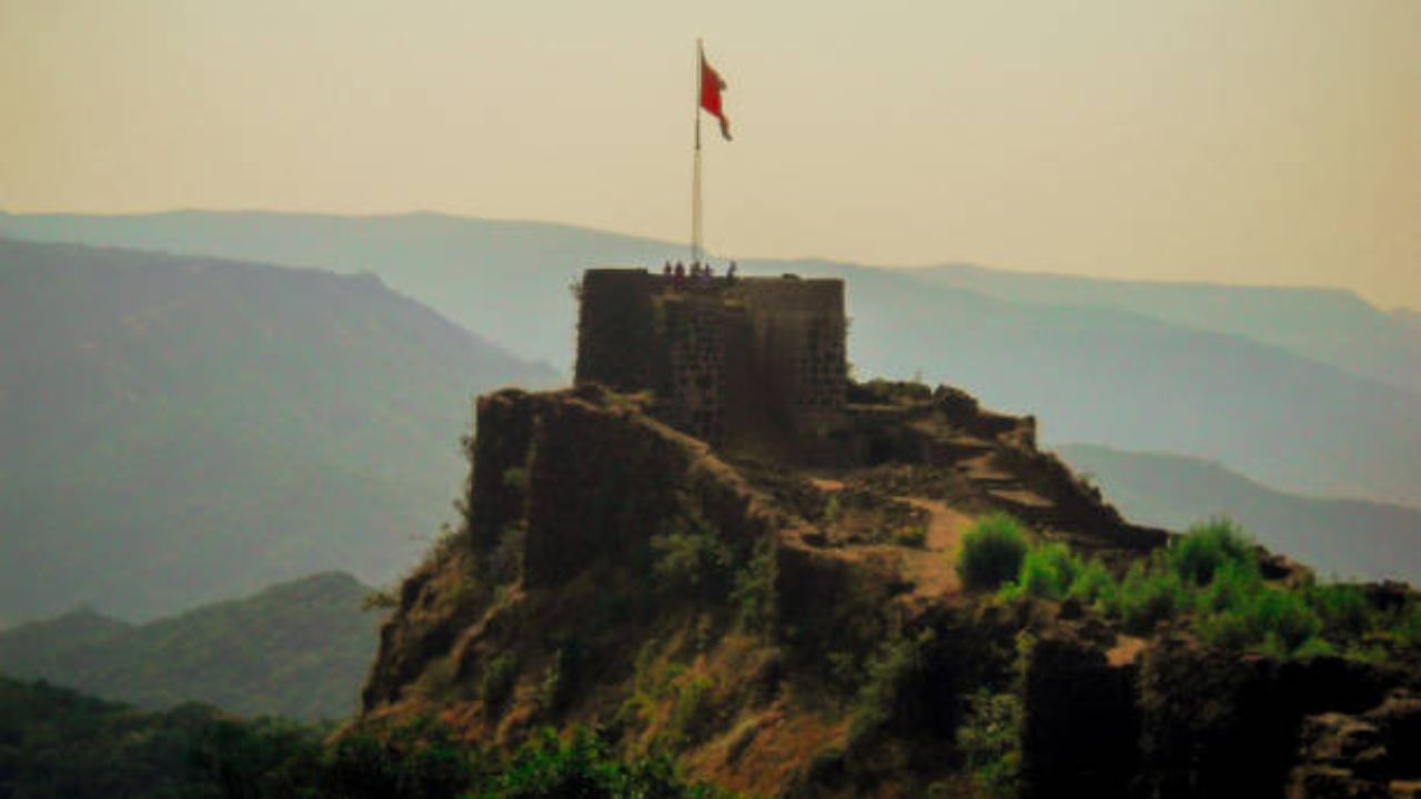 जागतिक पातळीवर दाखल घेतली जाणार: युनेस्कोच्या यादीत महाराजांच्या किल्ल्यांचा समावेश झाल्याने त्यांना जगभर प्रसिद्धी मिळणार. यामुळे विदेशी पर्यटक त्या ठिकाणाला भेट देणार, त्याबद्दल लिहिणार आणि ब्लॉग देखील करणार.