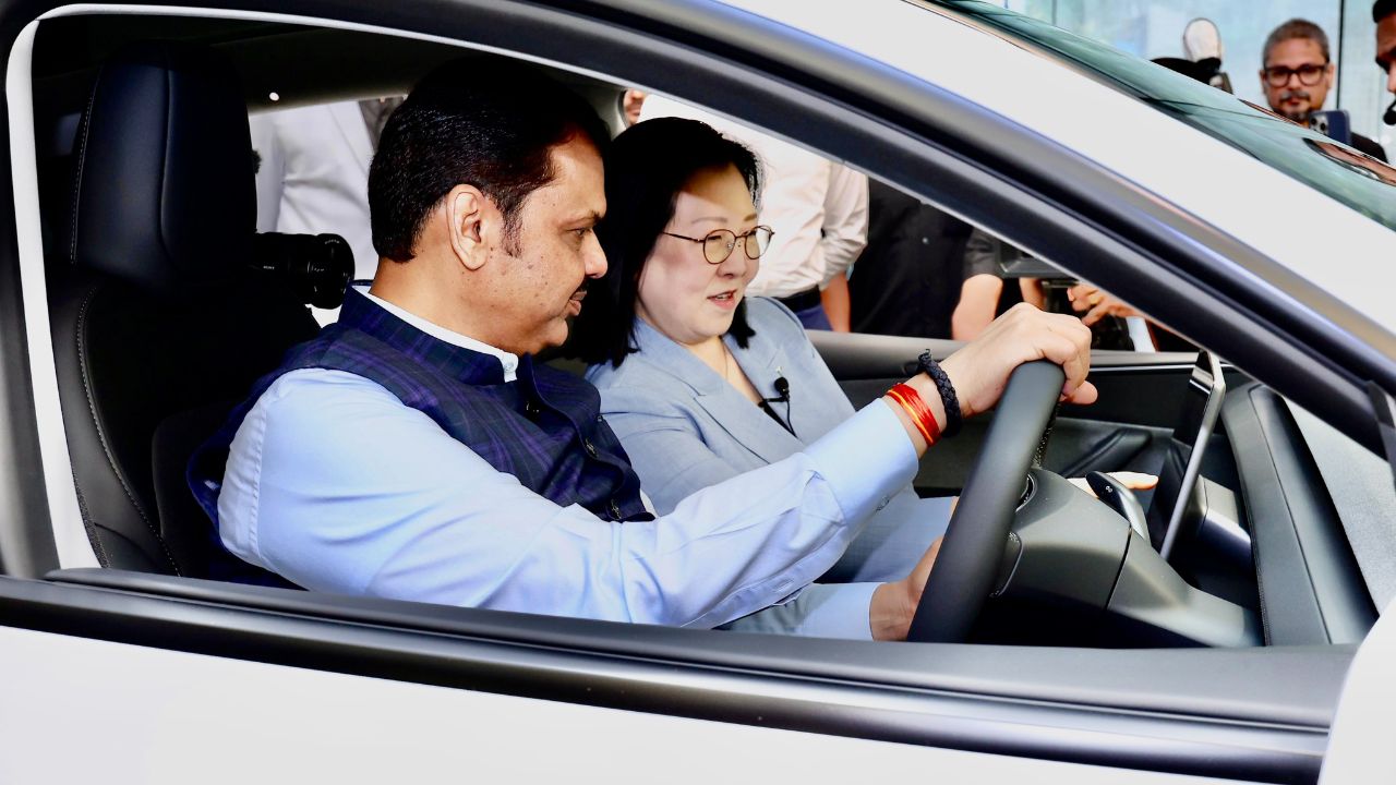 अखेर, भारतीय ऑटो बाजारात टेस्ला मॉडेल वाय लाँच झाली आहे. ही इलेक्ट्रिक कार Rear-wheel Drive आणि Long Range Rear-wheel Drive अशा दोन व्हेरिएंटमध्ये लाँच झाली आहे. तसेच, या कारची अधिकृत विक्री सुद्धा सुरु झाली आहे. 