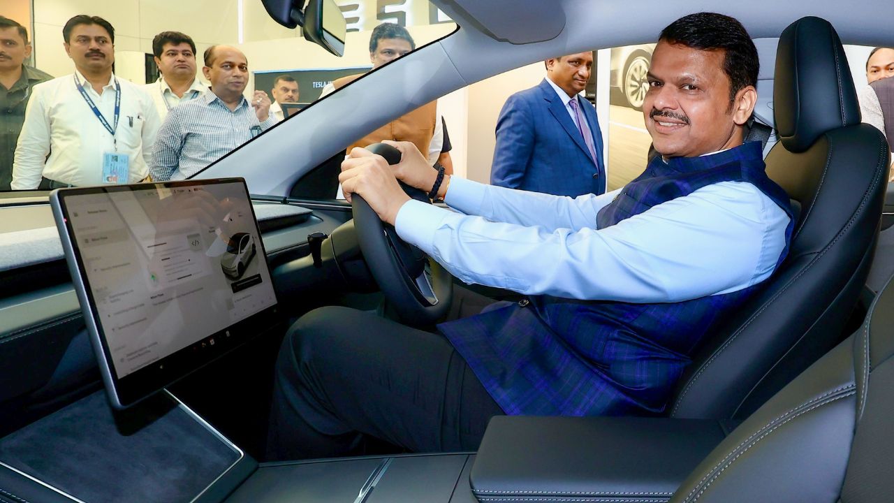 टेस्लाने भारतात या इलेक्ट्रिक एसयूव्हीची ऑन-रोड किंमत ₹61.07 लाख ठेवली आहे, तर टॉप मॉडेलची किंमत ₹69.15 लाख आहे. ही कार दिल्ली, गुरुग्राम आणि मुंबई या प्रमुख शहरांमध्ये उपलब्ध होणार आहे. 