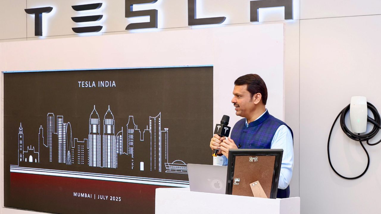 भारतात पूर्णतः परदेशात बनवलेल्या कार्सवर सुमारे ७० टक्क्यांपर्यंत कर लागतो. दुसरे महत्त्वाचे कारण म्हणजे लॉजिस्टिक्स खर्च, कारण ही कार चीनमधील शांघाय प्लांटमधून मुंबईपर्यंत आणली जाते. यासोबतच वाहतूक, कस्टम्स आणि इतर प्रक्रिया यांमुळेही एकूण खर्चात मोठी वाढ होते.