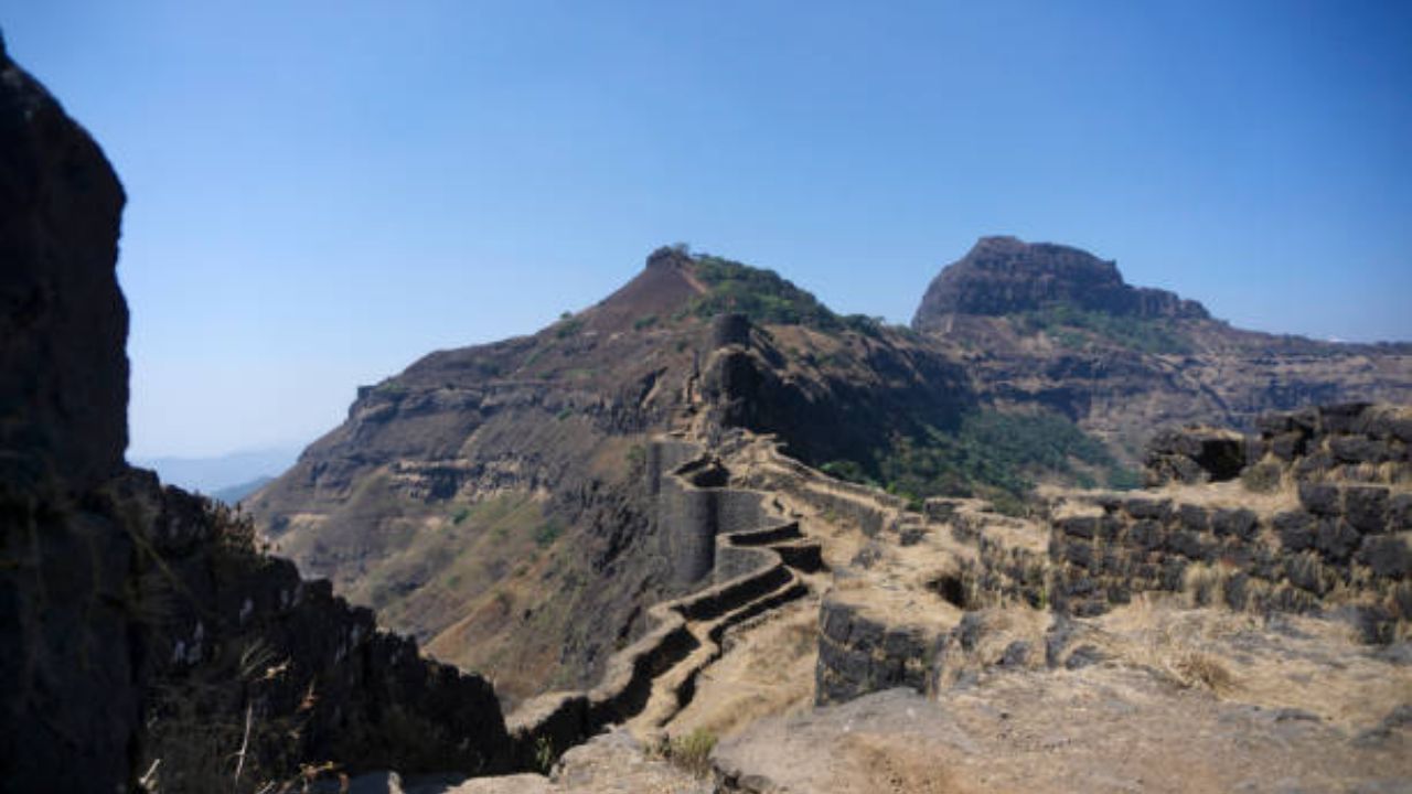पर्यटकांची संख्या वाढणार: देश विदेशातील लोकं हे गडकिल्ले पाहायला येणार. यामुळे गाईड, हॉटेल, टॅक्सी, फूड स्टॉलच्या माध्यमातून स्थानिक लोकांना रोजगार मिळणार. 