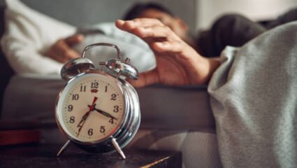 तुम्ही सुद्धा सकाळी कुंभकर्णासारखे ढाराढूर झोपता? ‘या’ सवयी तुम्हाला एका फटक्यात जागं करतील