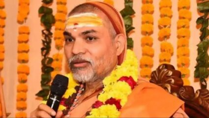 “ठाकरेही महाराष्ट्राच्या बाहेरुन आलेले…; अविमुक्तेश्वरानंद सरस्वती यांच्या दाव्याने उडाली एकच खळबळ