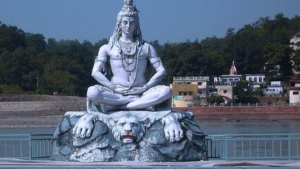 शिवभक्तांच्या श्रद्धेचं केंद्र; ऋषिकेशपासून थोड्याच अंतरावर आहे भगवान शिवाचे ‘हे’ चमत्कारिक मंदिर