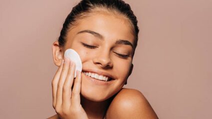 पावसाळ्यात अंघोळ केल्यानंतर चेहऱ्यावर लावा ‘या’ गोष्टी, दिवसभर राहाल कायमच फ्रेश आणि आनंदी