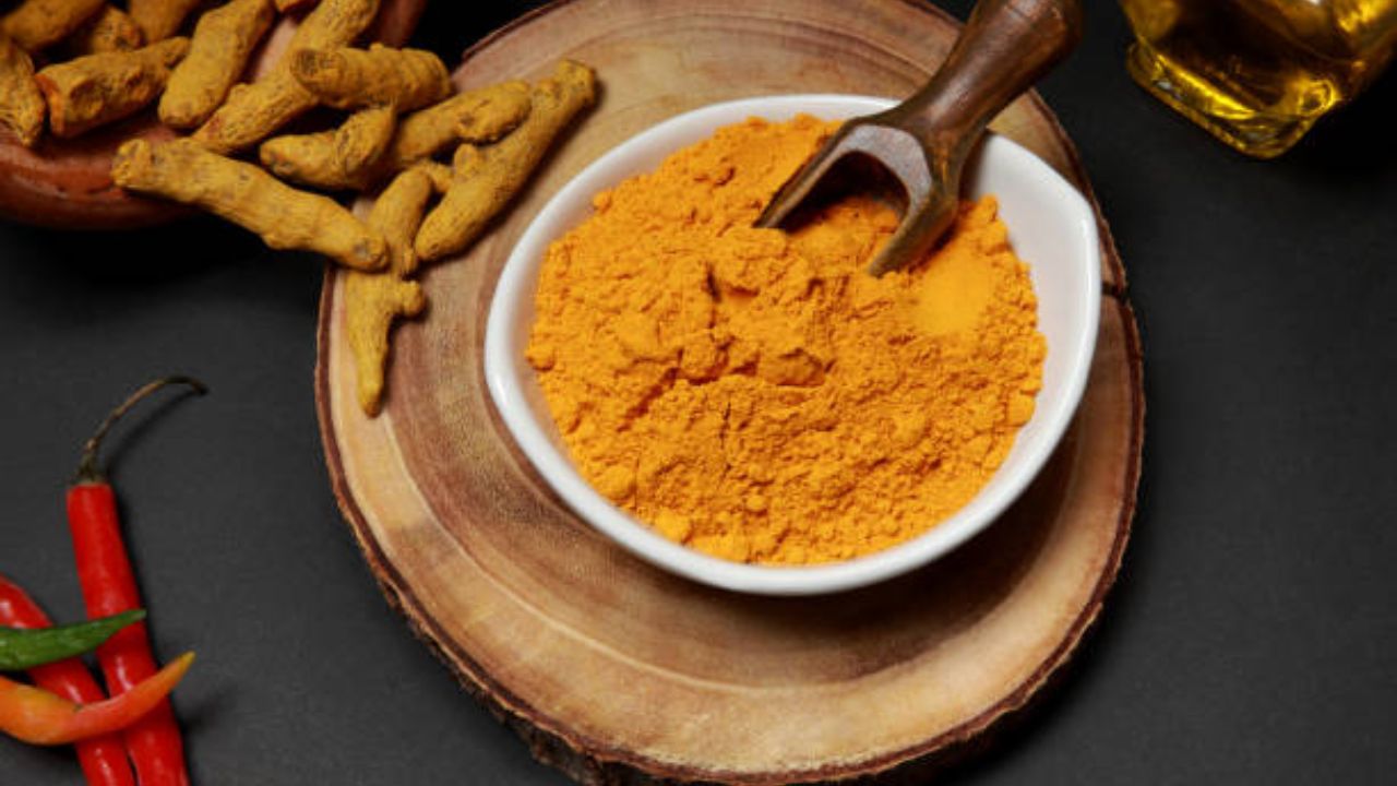हळदीमध्ये कर्क्यूमिन नावाचे अतिशय शक्तिशाली दाहक-विरोधी आणि अँटिऑक्सिडंट गुणधर्म आढळून येतात. तसेच नियमित हळदीचे दूध किंवा पाणी प्यायल्यामुळे यकृताच्या पेशी दुरुस्त होतात आणि नवीन पेशी तयार होतात. 