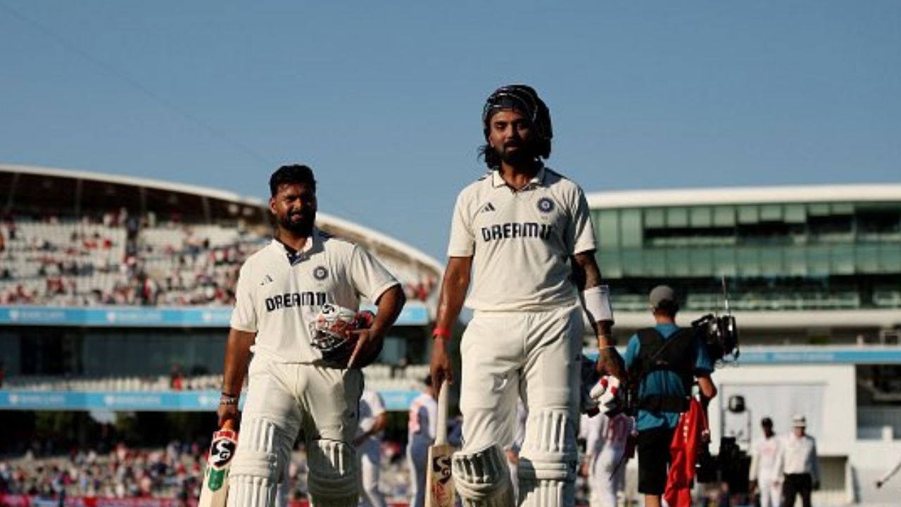 टीम इंडियाचा स्टार सलामीवीर केएल राहुल इंग्लंड दौऱ्यात आपल्या फलंदाजीने चांगलाच कहर करत आहे. त्याने इंग्लंडमध्ये लॉर्ड्स मैदानावर आपले दुसरे शतक पूर्ण केले आहे. केएल राहुलने लॉर्ड्सवर १७७ चेंडूत 100 धावांची शानदार खेळी केली. 