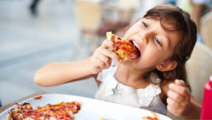 लहान मुलांना चुकूनही खाण्यास देऊ नका ‘हे’ पदार्थ, शरीराची रोगप्रतिकारशक्ती होईल कमकुवत