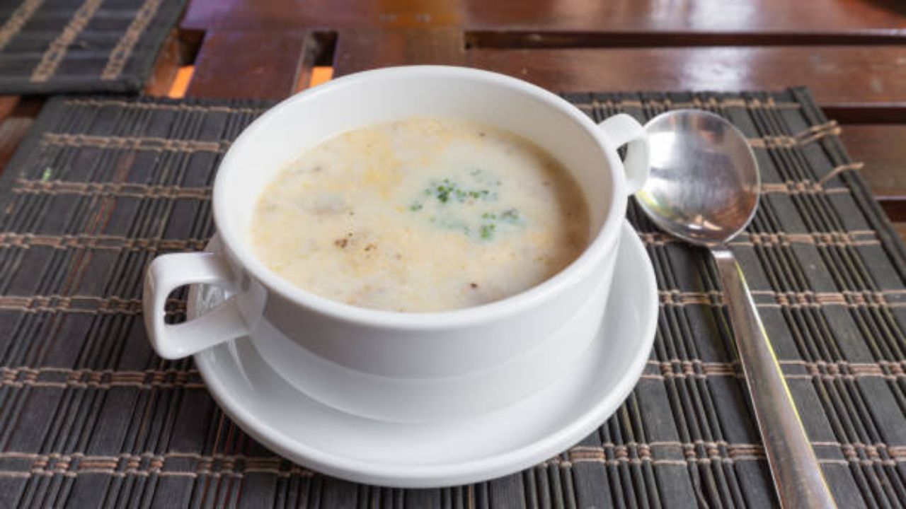 सकाळच्या नाश्त्यासाठी झटपट बनवा झणझणीत मसालेदार सूप