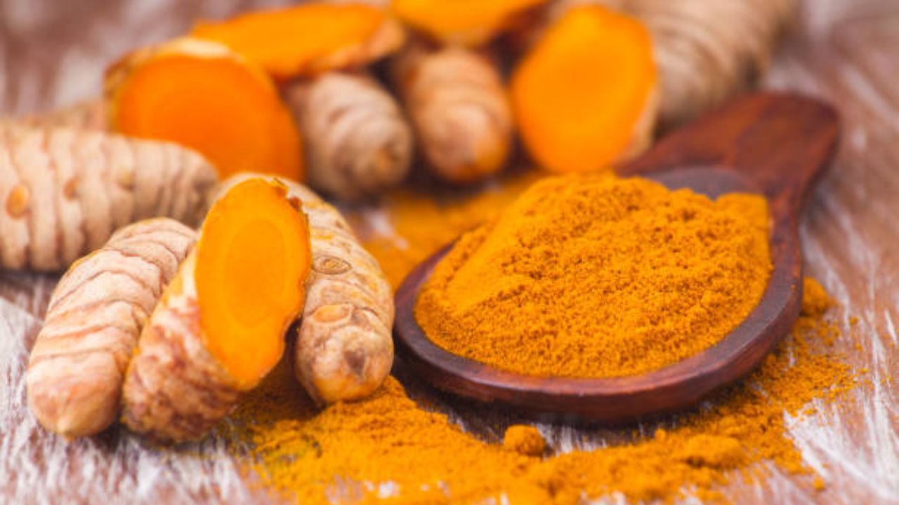 हळदीमध्ये असलेले कर्क्यूमिन मेंदूसाठी अतिशय महत्वाचे आहे. त्यामुळे नियमित हळदीचे दूध किंवा हळदीचा वापर करून बनवलेल्या पदार्थांचे सेवन करावे. मेंदूमध्ये वाढलेली जळजळ कमी करण्यासाठी आणि नवीन मेंदूच्या पेशी तयार करण्यासाठी हळदीचे सेवन केले जाते. 