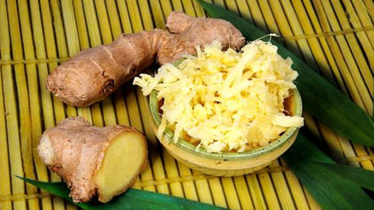 आल्यामध्ये असलेले नैसर्गिक आयुर्वेदिक गुणधर्म आरोग्यासाठी अतिशय प्रभावी ठरतात. सकाळी उठल्यानंतर आल्याच्या चहाचे सेवन केल्यास शरीरात वाढलेला थकवा, अशक्तपणा कमी होण्यास मदत होईल. याशिवाय आल्याच्या चहाचे सेवन केल्यामुळे शरीराची रोगप्रतिकारशक्ती सुधारते. 