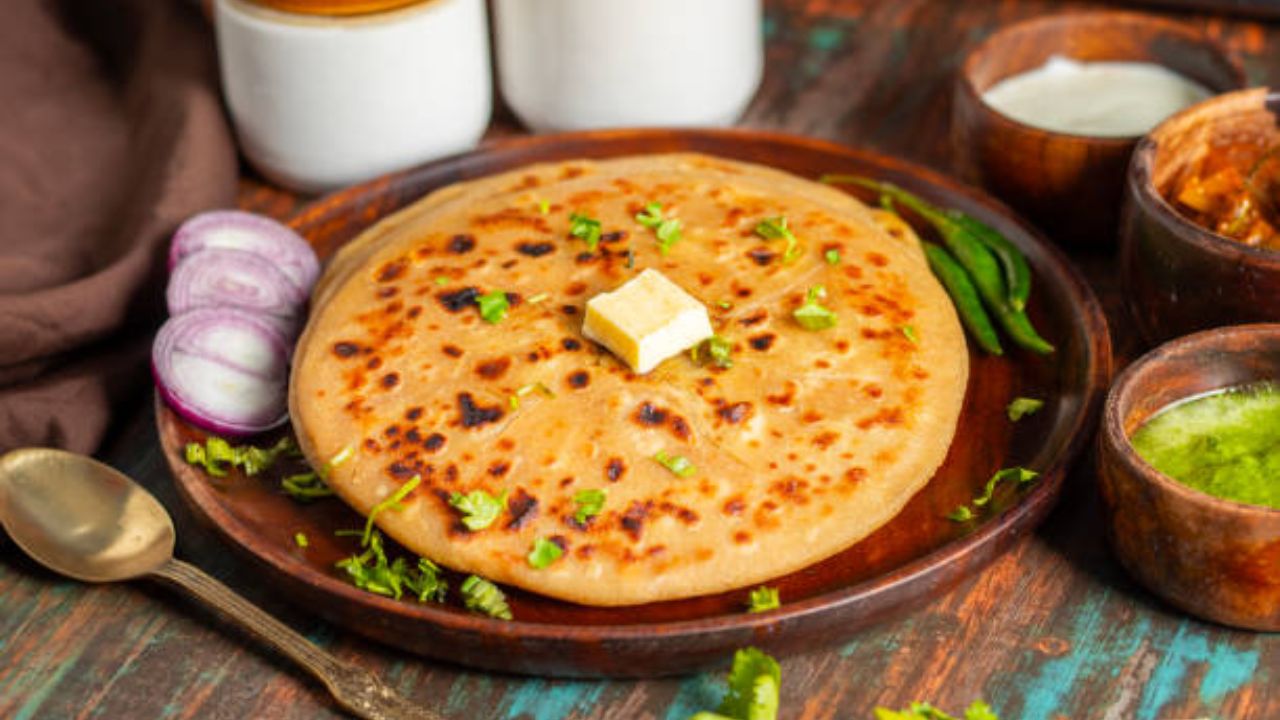 भारतीय स्वयंपाक घरात सकाळच्या नाश्त्यासाठी आलू पराठा बनवला जातो. बटाटा आणि इतर मसाल्यांचे मिश्रण तयार करून पराठा तयार केला जातो. हा पदार्थ सगळेच अतिशय आवडीने खातात. 