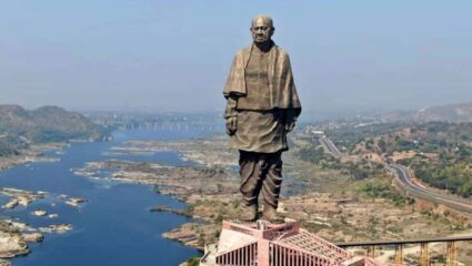 6 Tallest Statues In The World: स्टॅच्यू ऑफ लिबर्टीपुढे फिके पडले हे ६ प्रचंड पुतळे, भारताचेही दोन आघाडीवर