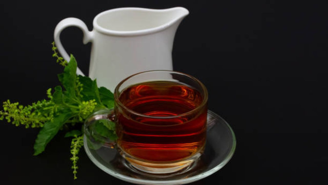 आयुर्वेदिक गुणधर्मांनी समृद्ध असलेला तुळशीचा चहा आरोग्यासाठी अतिशय गुणकारी ठरतो. या चहाचे सकाळी उठल्यानंतर उपाशी पोटी सेवन केल्यास पोटात वाढलेली जळजळ आणि आंबट ढेकर येणे कमी होते. 