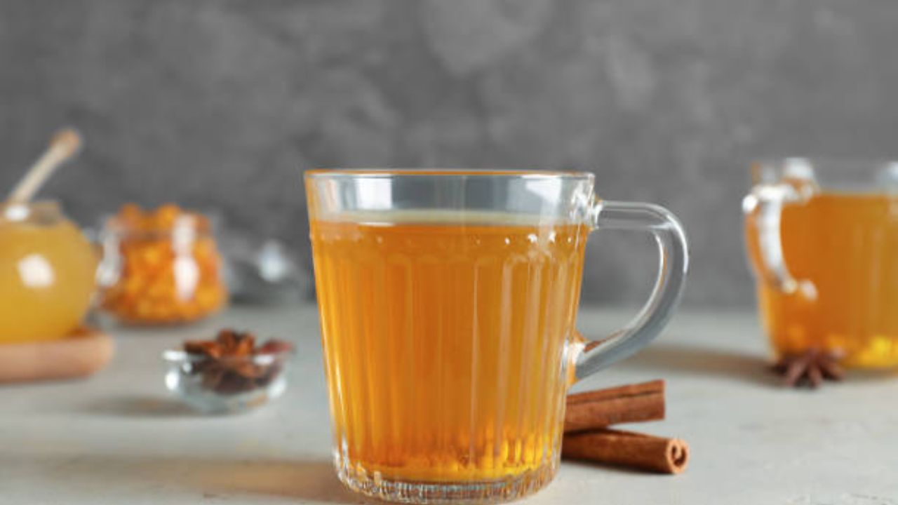 शरीराची कमकुवत झालेली रोगप्रतिकारशक्ती सुधारण्यासाठी दालचिनीचे पाणी प्यावे. या पाण्यात अँटिऑक्सिडंट, अँटी-व्हायरल, अँटी-मायक्रोबियल आणि अँटी-फंगल गुणधर्म आढळून येतात. 