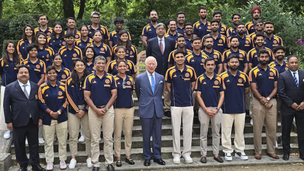 PHOTO: Indian men's and women's teams meet King Charles III, players look happy after meeting.