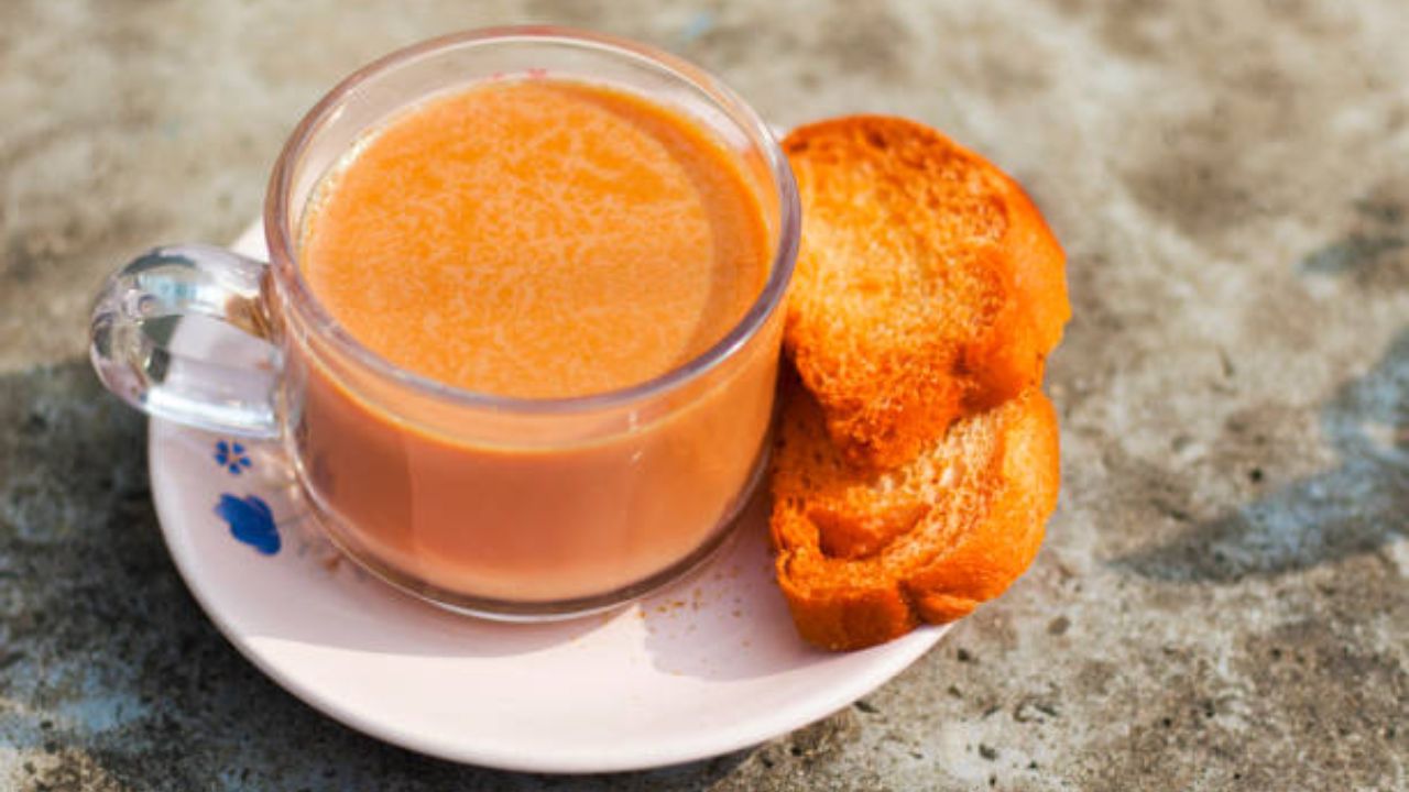 चहासोबत सगळ्यांचं टोस्ट खायला खूप जास्त आवडतात. टोस्ट खाल्ल्यानंतर पोट लगेच भरते. पण चहा आणि टोस्ट खाल्यामुळे रक्तदाबासंबंधित समस्या उद्भवण्याची जास्त शक्यता असते. 