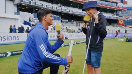 IND Vs ENG : एकच तर हृदय आहे यशस्वी, किती वेळा जिंकणार? भारताच्या सलामीवीराने १२ वर्षांच्या चाहत्याला दिली खास भेट; पहा व्हिडिओ  
