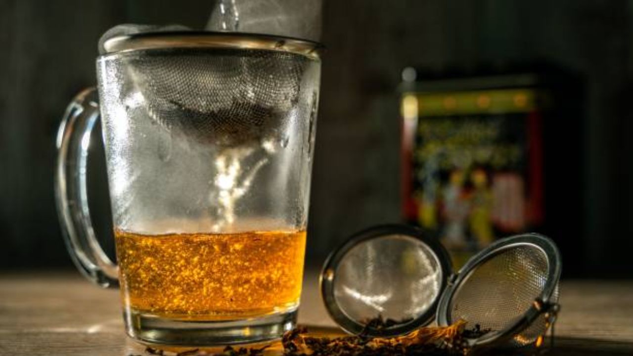 सेलेरीची पाने पचनक्रिया सुधारण्यासाठी गुणकारी ठरतात. पचनाशी संबंधित समस्यांवर मात करण्यासाठी सलेरीच्या पानांचा चहा बनवून प्यावा. यामुळे सांधेदुखीसुद्धा कमी होते.  